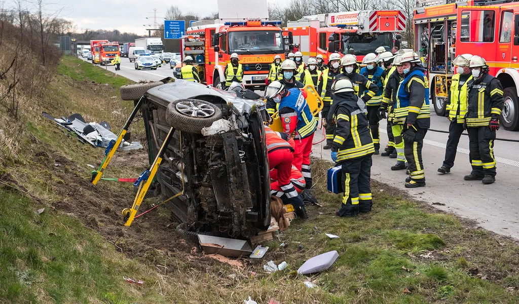 Bei einem Unfall auf der A1 nahe Hamburg erlitt ein Mann am Donnerstag schwere Verletzungen.