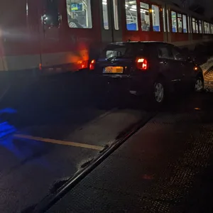 Das Auto wurde von der S-Bahn erfasst.