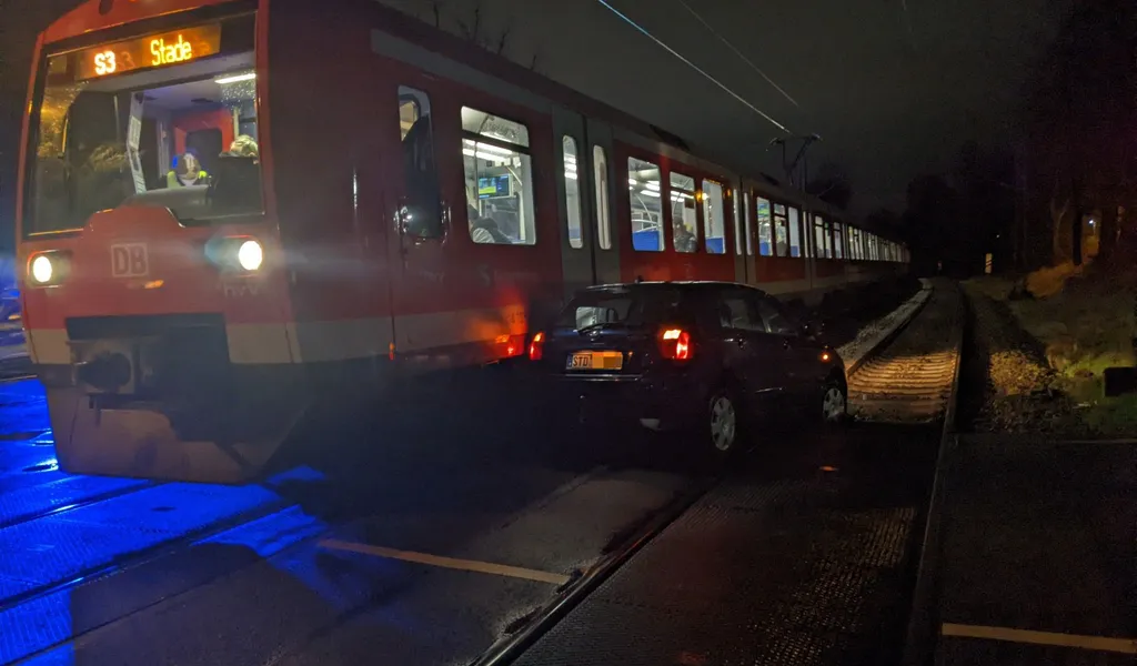 Das Auto wurde von der S-Bahn erfasst.