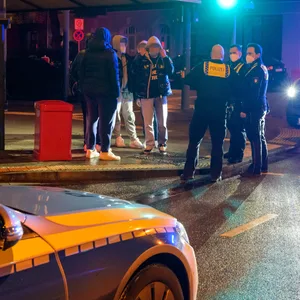 Polizisten befragen die Jugendlichen in Hamburg-Eppendorf nach dem Vorfall.