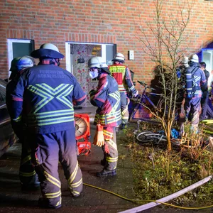 Feuerwehrkräfte vor dem Einfamilienhaus in Norderstedt.