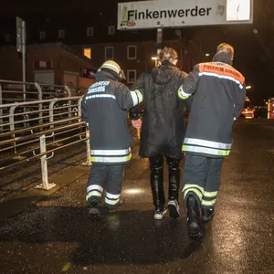 Feuerwehrkräfte stützen den Jugendlichen zum Rettungswagen.