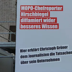 Dieses Plakat hat Christoph Gröner in Hamburg aufhängen lassen.