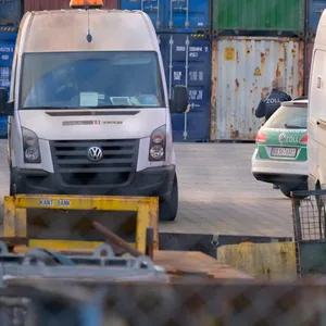 Der Zoll vor den Containern im Hamburger Hafen