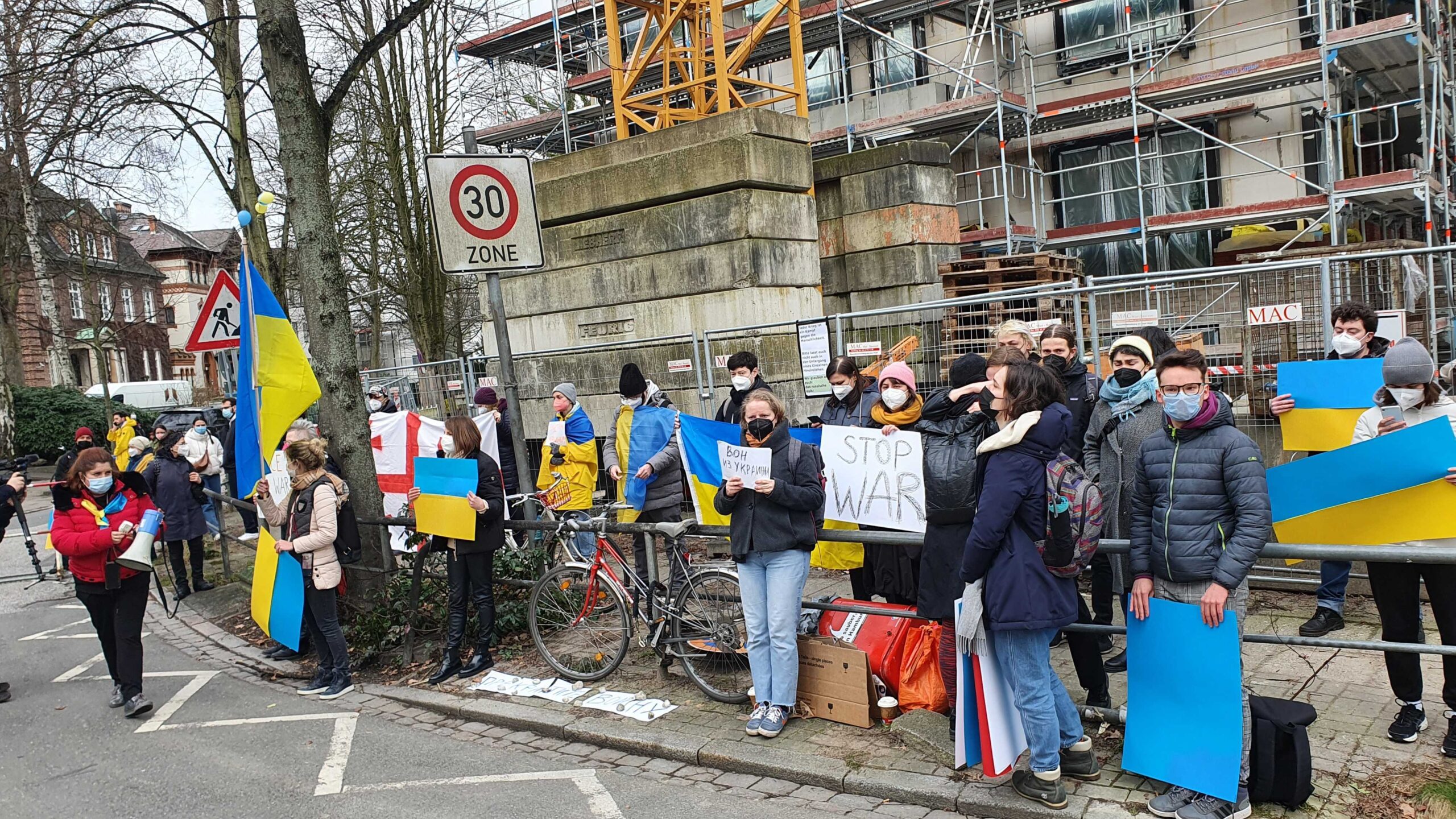 Demonstranten stehen vor dem russischen Konsulat in Hamburg.