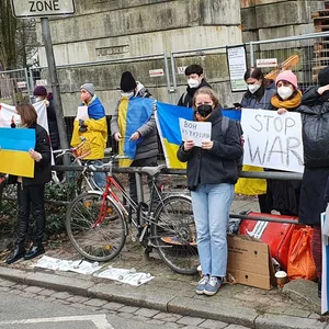 Demonstranten stehen vor dem russischen Konsulat in Hamburg.