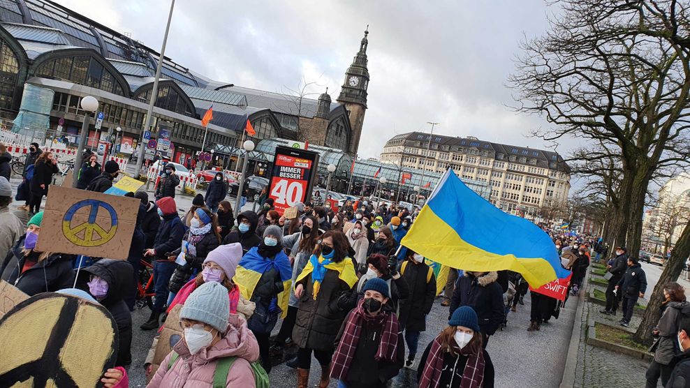 Viele hielten die ukrainische Flagge hoch oder hatten diese um die Schulter gebunden.