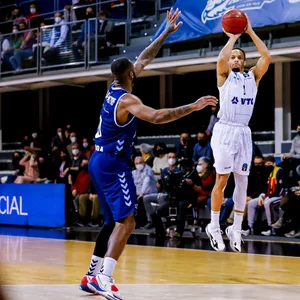 Towers-Spieler Jaylon Brown beim Wurf
