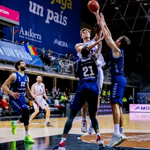Towers-Spieler Maik Kotsar beim Wurfversuch