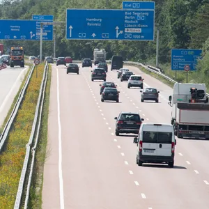 Fahrzeuge der Autobahnmeisterei im Einsatz. Die A25 wird für zwei Tage in Teilen gesperrt. (Symbolbild)