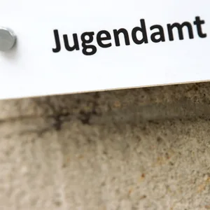 Das Jugendamt Stralsund hat sich eingeschaltet, nachdem eine Mutter ihre zwei Kinder in der Kita vergessen hatte.