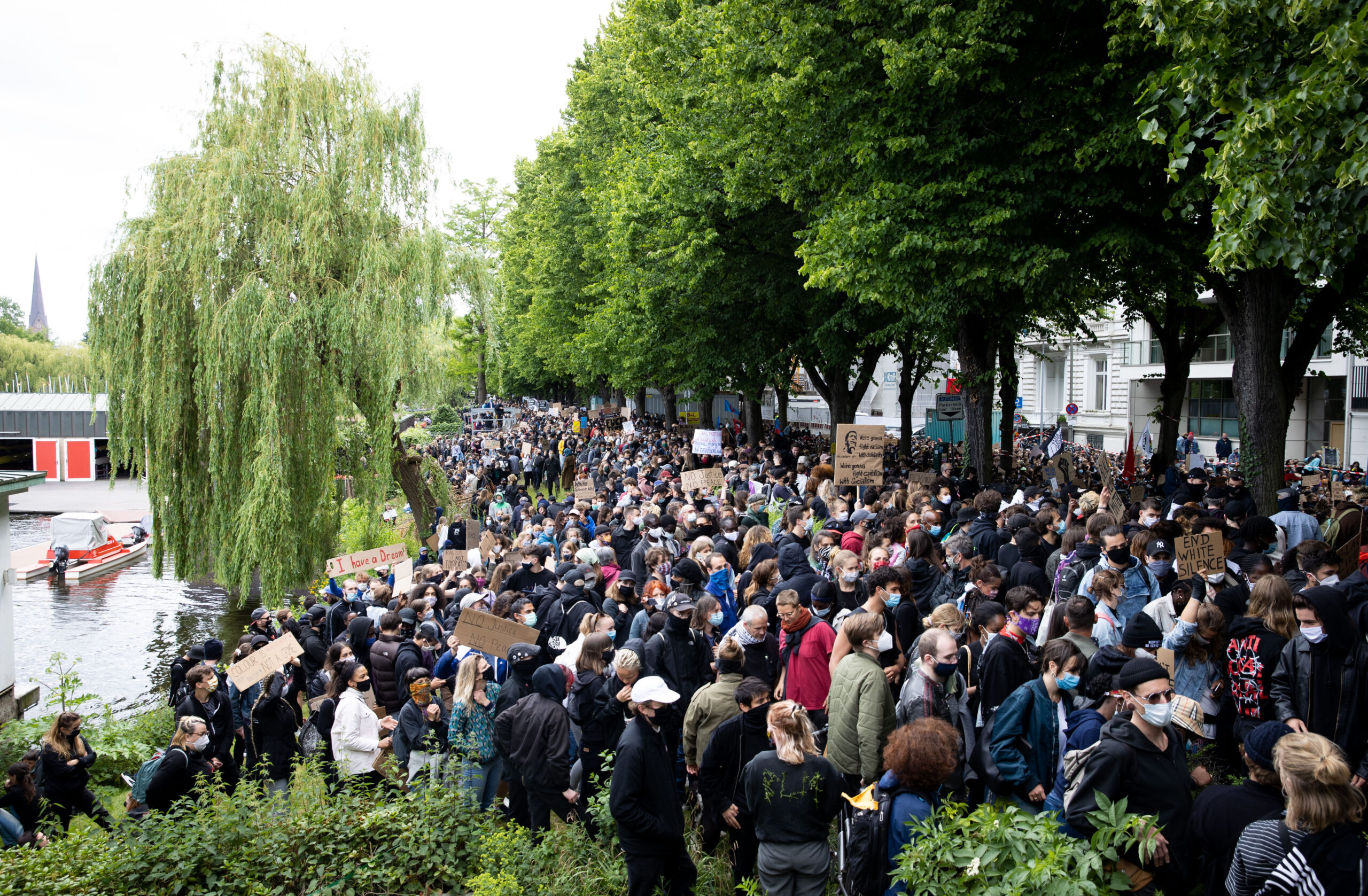 Teilnehmer einer Demonstration gegen Rassismus und Polizeigewalt protestieren vor dem US Konsulat am Alsterufer.