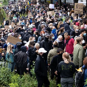 Teilnehmer einer Demonstration gegen Rassismus und Polizeigewalt protestieren vor dem US Konsulat am Alsterufer.