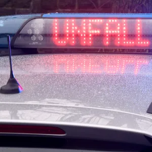 Die Leuchtschrift „Unfall“ ist auf dem Dach eines Streifenwagens zu sehen.