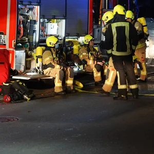 Brennende E-Scooter lösten einen Großeinsatz in Eutin aus. Das Wohnhaus musste evakuiert werden. (Symbolbild)