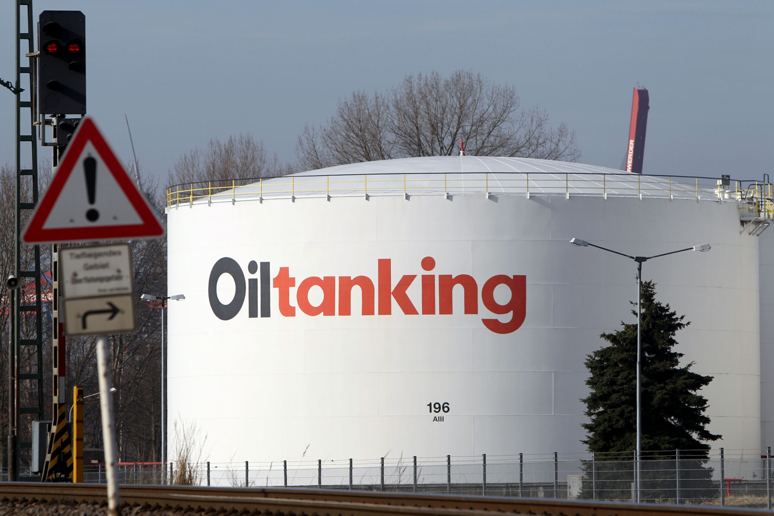 Ein Öltank von Oiltanking im Hamburger Hafen