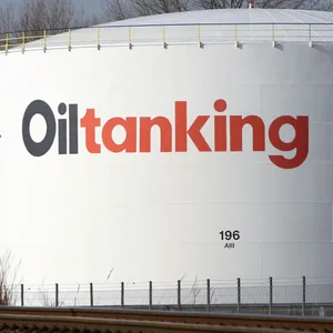 Ein Öltank von Oiltanking im Hamburger Hafen