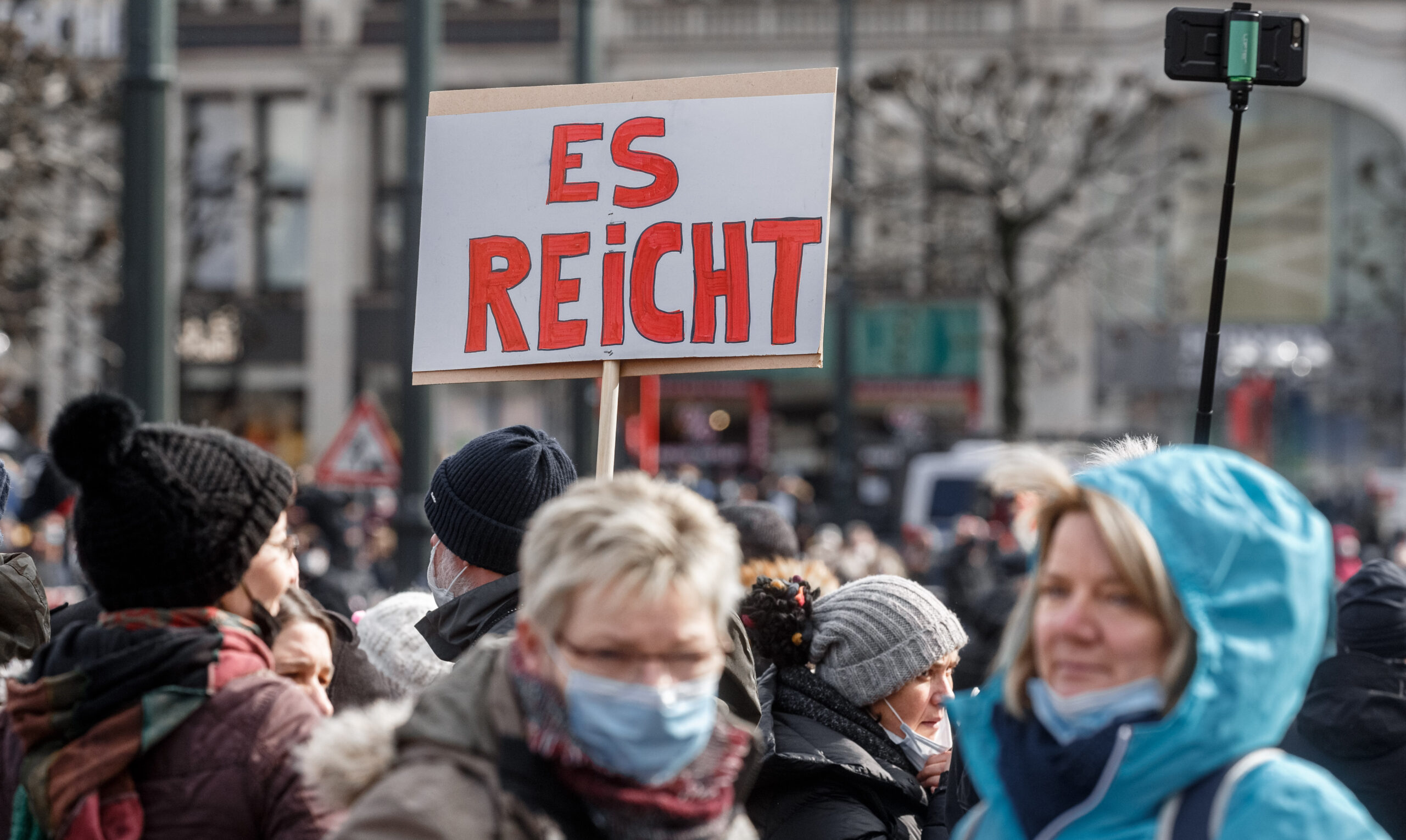 „Es reicht!“ steht auf einem Schild bei einer Demo gegen die Corona-Maßnahmen. Das denken sich nun auch Politiker:innen, die von Corona-Leugner:innen attackiert wurden.