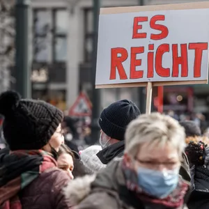 „Es reicht!“ steht auf einem Schild bei einer Demo gegen die Corona-Maßnahmen. Das denken sich nun auch Politiker:innen, die von Corona-Leugner:innen attackiert wurden.