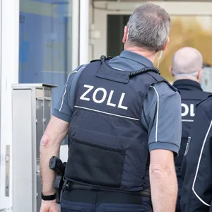 Zollbeamte bei einer Razzia gegen Schwarzarbeit