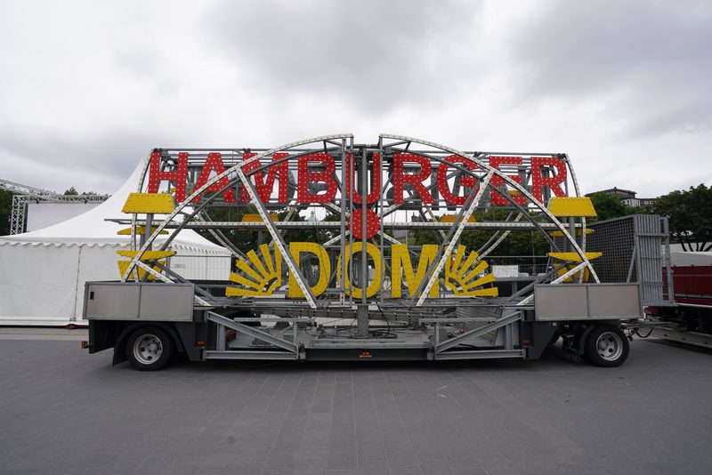 Bald wird das Logo wieder ausgepackt - der Hamburger Frühlings-Dom findet statt.