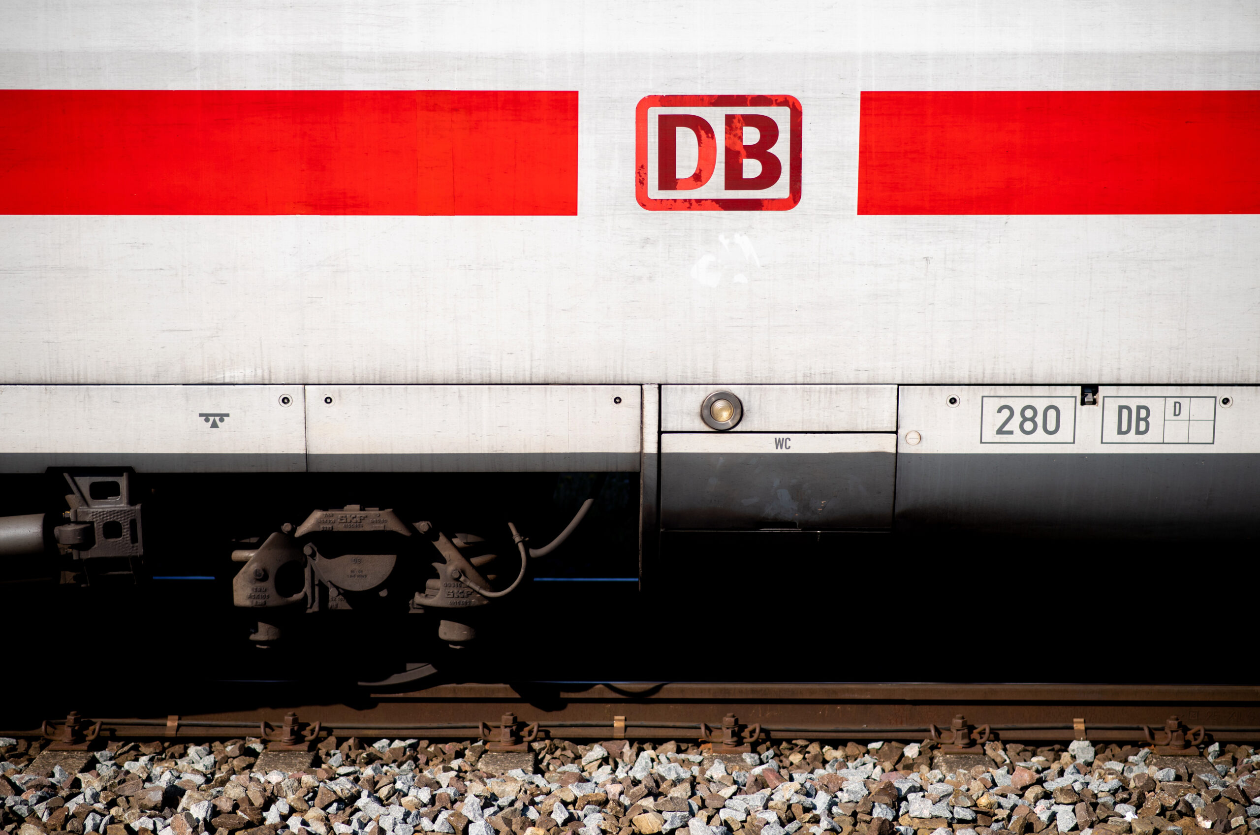 Zwischen Hamburg und Hannover bleibt der Bahnverkehr gestört. Die Stürme der vergangenen Tage beschädigten unter anderem die Oberleitungen. (Symbolbild)