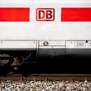 Zwischen Hamburg und Hannover bleibt der Bahnverkehr gestört. Die Stürme der vergangenen Tage beschädigten unter anderem die Oberleitungen. (Symbolbild)