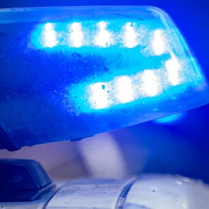 Eine junge Frau ist von einem Mann überfallen worden. Die Polizei sucht Zeugen (Symbolbild).