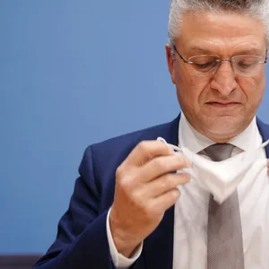 Lothar H. Wieler, Präsident des Robert-Koch-Instituts (RKI), nimmt seine FFP2-Maske bei einer Pressekonferenz zur Corona-Pandemie ab.