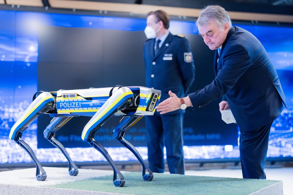 Herbert Reul (CDU), Innenminister von Nordrhein-Westfalen, schaut sich bei der Eröffnung des neuen "Innovation Lab" der Polizei im Digitalkontor den Roboter Hund Spot von Boston Dynamics an.