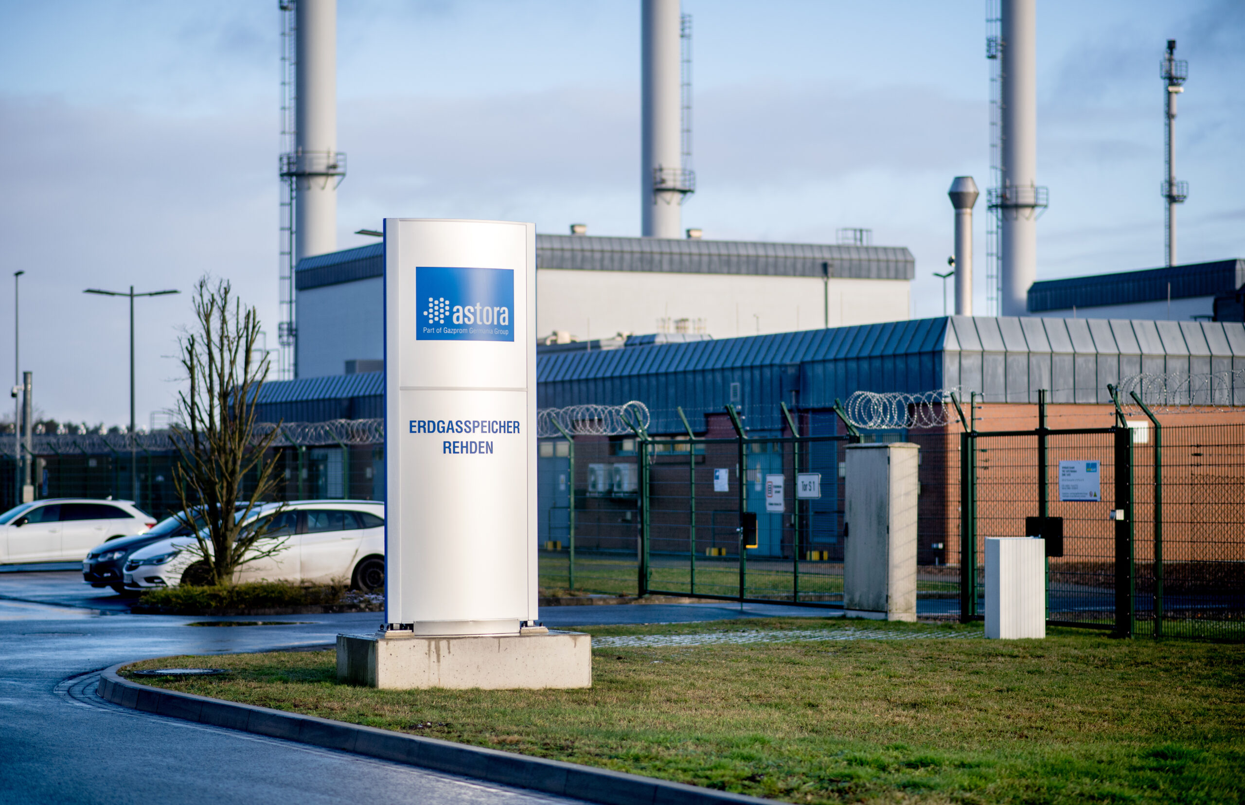 Ein Schild mit dem Logo des Unternehmens steht vor der Einfahrt zum Erdgasspeicher Rehden der astora GmbH, einem Tochterunternehmen von Gazprom.