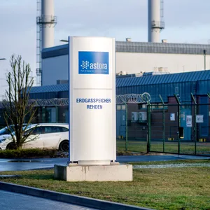 Ein Schild mit dem Logo des Unternehmens steht vor der Einfahrt zum Erdgasspeicher Rehden der astora GmbH, einem Tochterunternehmen von Gazprom.