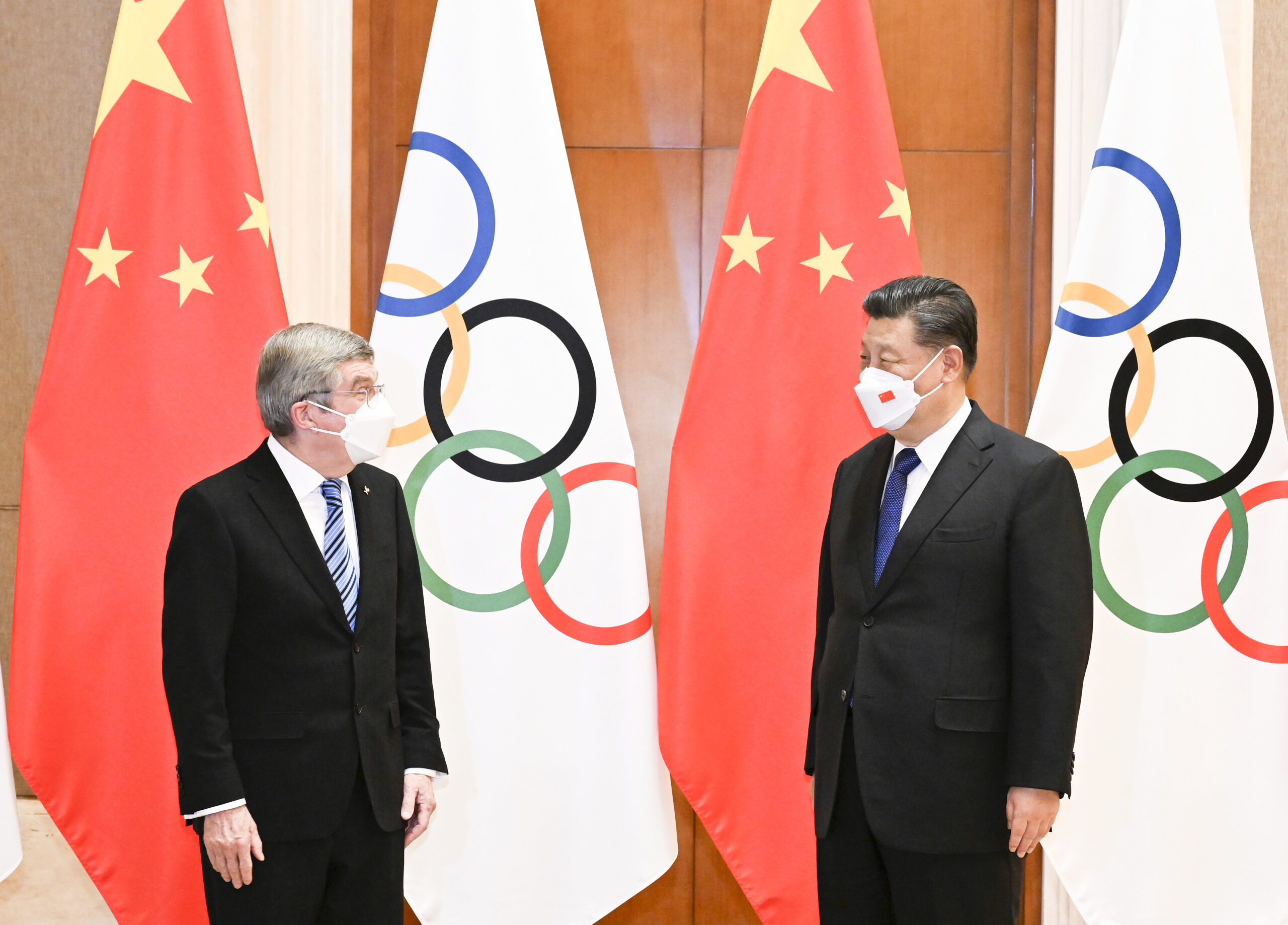 Thomas Bach (links), Präsident des IOC zusammen mit Xi Jingping, Staatspräsident von China.