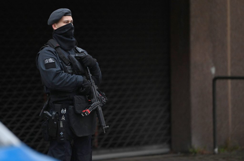 Ein Polizist steht vor Beginn des Prozesses gegen den früheren Reemtsma-Entführer Thomas Drach auf der Rückseite des Justizzentrum.