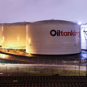 Blick auf Lagerbehälter des Unternehmens Oiltanking auf dem Gelände ihres Tanklagers im Hafen von Hamburg.