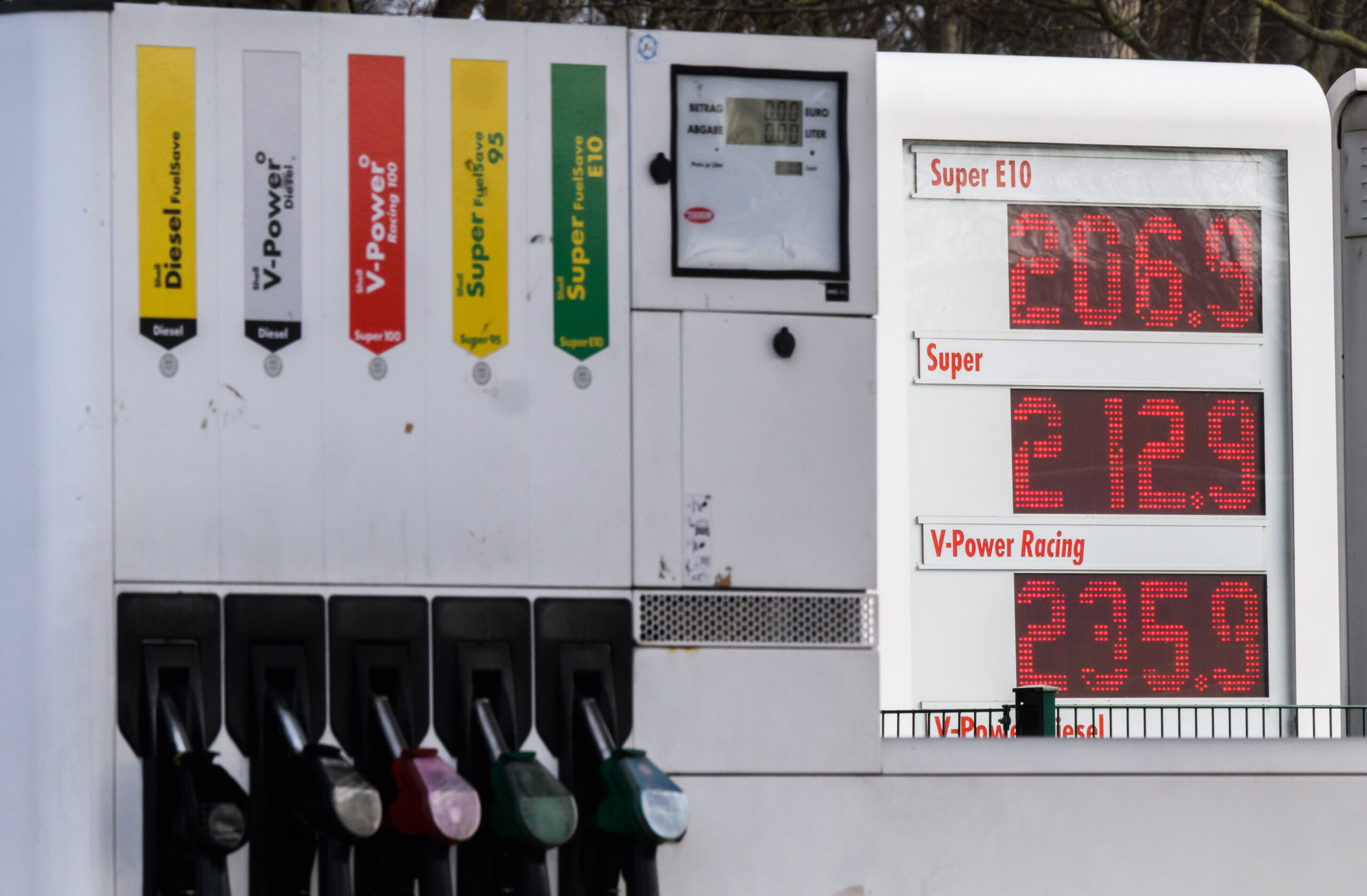 Eine Anzeigetafel einer Tankstelle an der Autobahn A7 im Landkreis Hildesheim zeigt einen Preis von 2,069 Euro für einen Liter Super E10 und einen Preis von 2,129 Euro für einen Liter Super an.