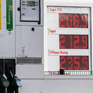 Eine Anzeigetafel einer Tankstelle an der Autobahn A7 im Landkreis Hildesheim zeigt einen Preis von 2,069 Euro für einen Liter Super E10 und einen Preis von 2,129 Euro für einen Liter Super an.