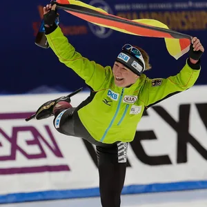 Die Eisschnellläuferin Claudia Pechstein und der bobpilot Friedrich werden die deutsche Fahne bei der Olympia-Eröffnungsfeier an diesem Freitag tragen.