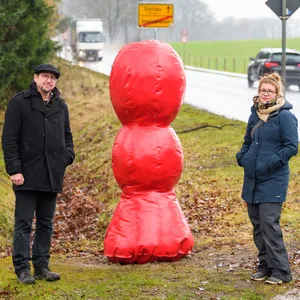 Kunstwerke am Ortseingang Amelinghausen gegen Raser