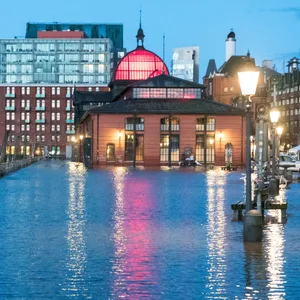 Der Hamburger Fischmarkt steht unter Wasser