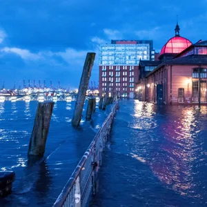 Der Fischmarkt mit der Fischauktionshalle war am Samstagmorgen während einer Sturmflut beim Hochwasser der Elbe überschwemmt.
