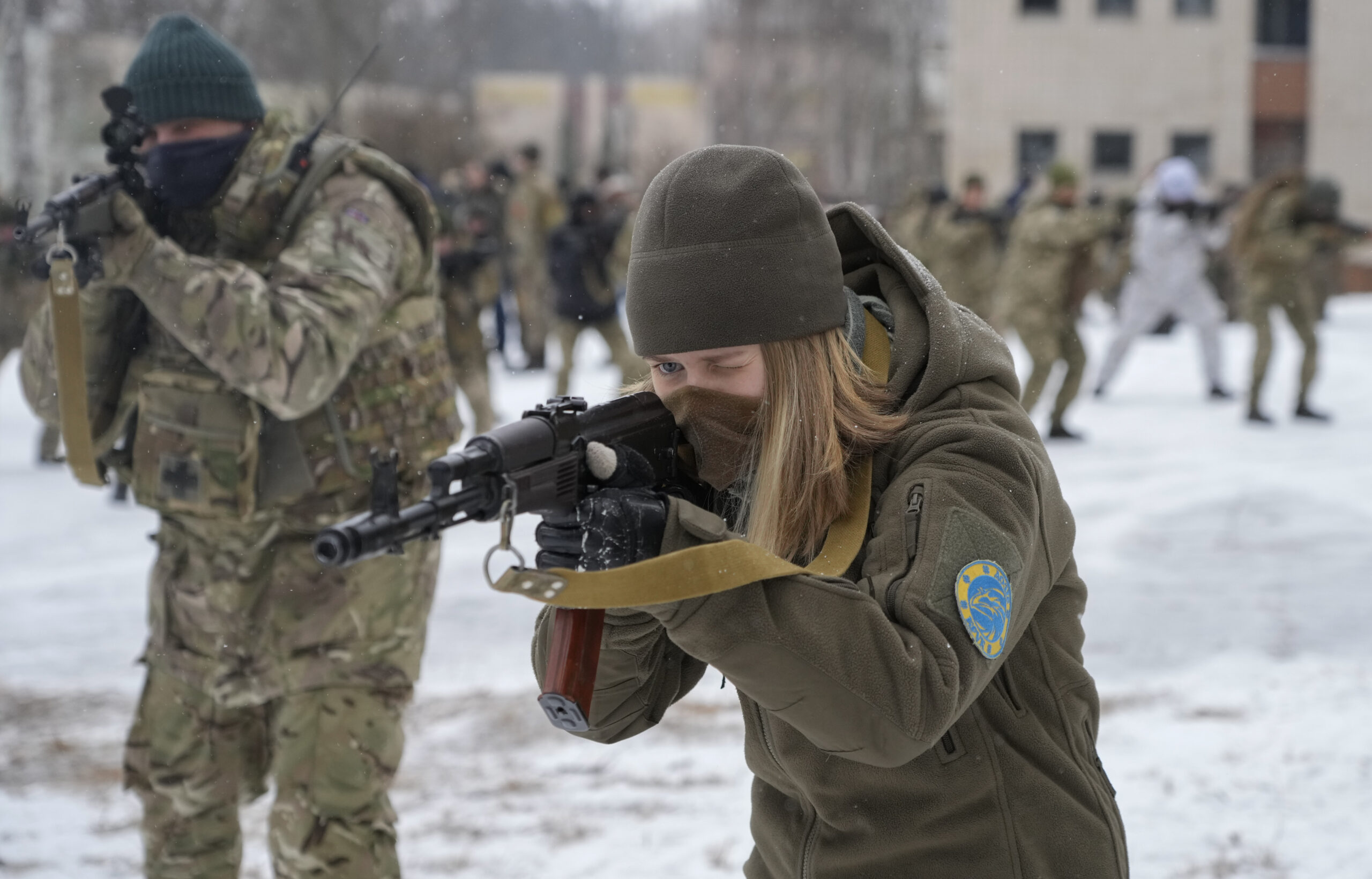 Mitglieder der ukrainischen Territorialen Verteidigungskräfte, einer freiwilligen Militäreinheit der Ukrainischen Streitkräfte, trainieren in der Nähe von Kiew (Archivbild).
