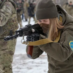 Mitglieder der ukrainischen Territorialen Verteidigungskräfte, einer freiwilligen Militäreinheit der Ukrainischen Streitkräfte, trainieren in der Nähe von Kiew (Archivbild).
