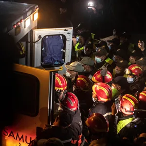 Retter in Marokko am Krankenwagen