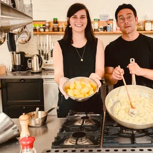 Der Hamburger Sänger Axel Bosse und die Schauspielerin Nora Tschirner kochen gemeinsam in einer Küche. Unter dem Motto „Lecker Mittach“ lädt Bosse gute Freunde ein, die mit ihm gemeinsam bei laufender Tonaufnahme ihr Lieblingsgericht kochen – und dabei quasi frei von der Leber weg mit ihm schnacken.