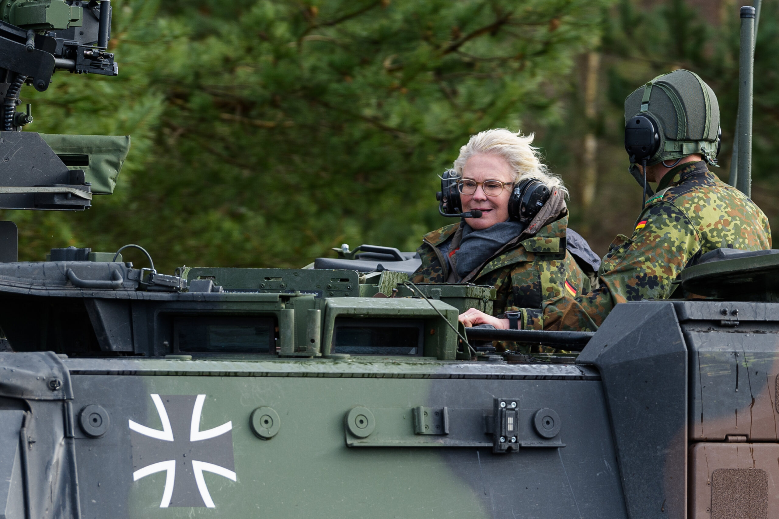 Утечка фрг. Кристин Ламбрехт министр обороны на танке.