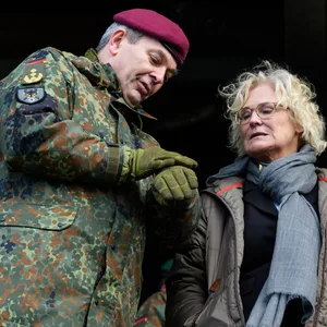 Der Generalleutnant der Bundeswehr und die Verteidigungsministerin