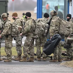 US-Soldaten der 82. Luftlandedivision stehen am Flughafen im polnischen Jasionka.