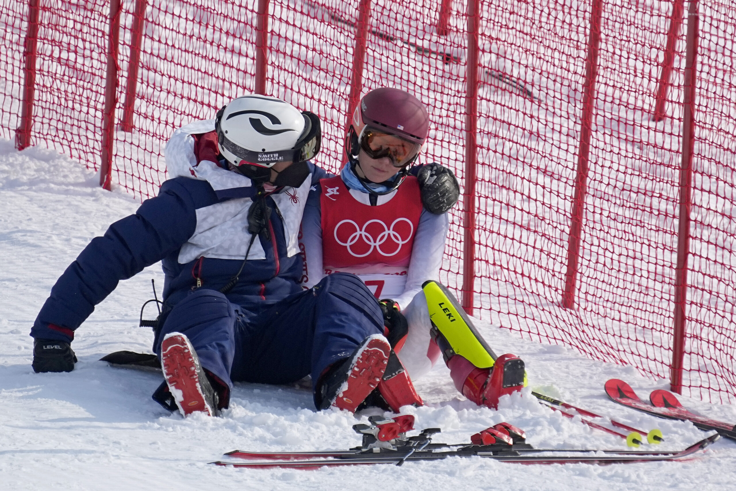 Ein Teammitglied tröstet Mikaela Shiffrin aus den USA, nachdem sie im ersten Lauf des Damenslaloms ausgeschieden ist.