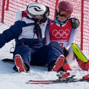 Ein Teammitglied tröstet Mikaela Shiffrin aus den USA, nachdem sie im ersten Lauf des Damenslaloms ausgeschieden ist.